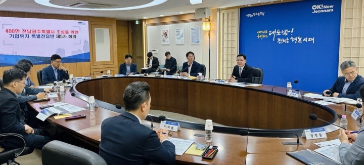 ‘호남 반도체 시대’ 진짜 열리나 최근 삼성전자와 SK하이닉스의 호남 투자설이 급부상하고 있는 가운데 전남도가 이들 기업들의 결단을 촉구하며 ‘호남 반도체 시대’ 기대감을 높였다.전라남도는 11일 “전력과 용수, ...