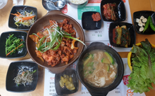 반하다